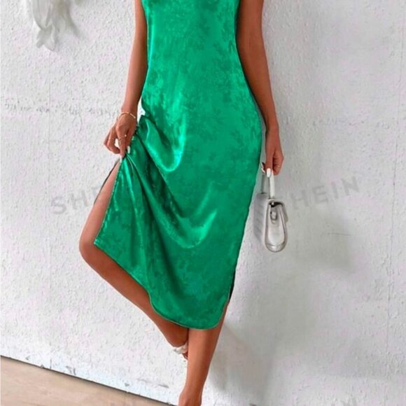 Elegant Green Dress - Picture 1 of 2